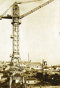 Em 1957, a tjjianlong.cneçou a entrar na indústria de maquinaria de construção com a produção bem sucedida da primeira grua torre 