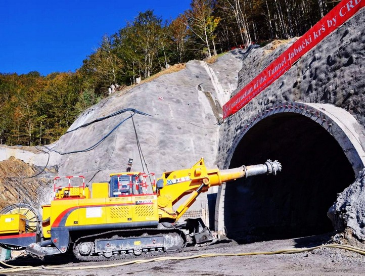 2016年9月凯发k8一触即发XTR260隧道掘进机在黑山共和国南北高速公路Jabuka隧道施